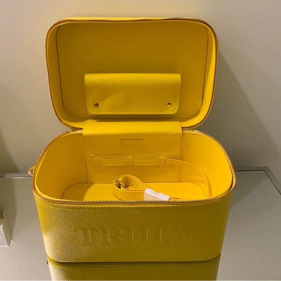 Truly yellow Beauty case brand new - Picture 12 of 15